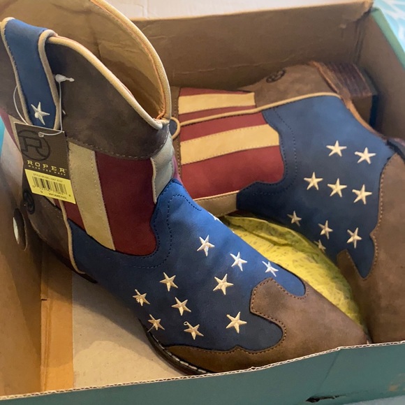Brand new American Flag boots. So gorgeous! They are a size 9 but run small!!!! - Picture 1 of 4